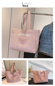 Détail du sac cabas en toile rayé rouge avec imprimé summer et poche externe
