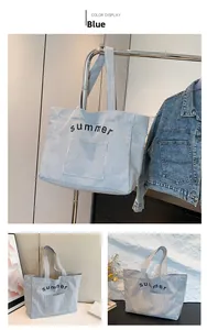 Détail du sac cabas en toile rayée bleue et blanche avec imprimé estival noir
