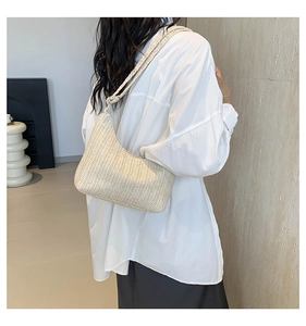 Vue détaillée du sac à bandoulière hobo tissé beige avec motif de tricot texturé