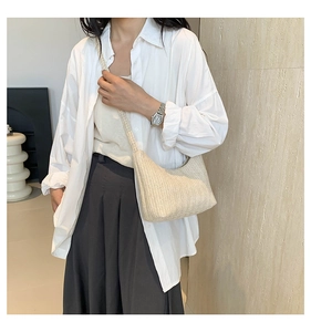 Détail du sac à bandoulière tissé beige chic avec un motif de tissage en V unique