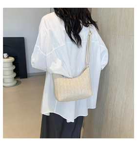 Sac hobo tissé élégant avec texture à chevrons porté en bandoulière chic