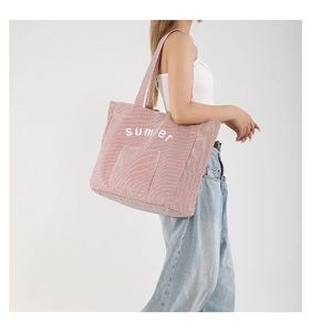 Gros plan d'un grand sac cabas en toile à rayures rouges avec imprimé summer blanc