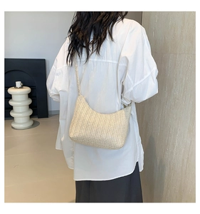 Détail du tissage beige et du design en demi-lune d'un sac à bandoulière décontracté
