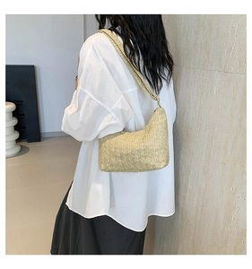 Gros plan du sac hobo tissé beige montrant la texture à chevrons et la bandoulière