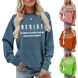 Detailansicht von Rundhals Sweatshirts in Blau, Rosa, Orange und Grün mit RESIST Aufdruck