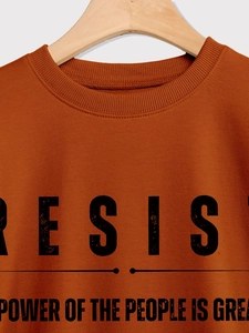 Detailansicht eines karamellfarbenen Sweatshirts mit schwarzem Resist-Slogan-Aufdruck