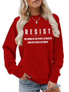 Detail eines roten Sweatshirts mit Rundhalsausschnitt und weißem RESIST-Buchstabendruck