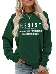 Detail eines waldgrünen Sweatshirts mit weißem RESIST-Aufdruck und Rundhalsausschnitt