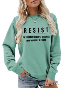Details des minzgrünen Sweatshirts mit schwarzem Resist-Slogan und Rippstrickbündchen