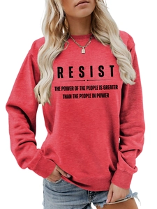 Nahaufnahme von Rundhalsausschnitt und schwarzem Aufdruck auf dunkelrotem Sweatshirt