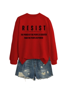 Detailansicht von rotem Rundhals-Sweatshirt mit Resist-Print und Jeans-Shorts