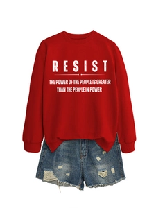 Detail eines roten Sweatshirts mit weißer Aufschrift und verwaschenen Denim-Shorts