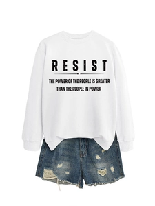 Flachbild des weißen Sweatshirts mit Resist-Aufdruck und zerrissenen Denim-Shorts