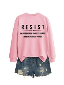 Rosa Rundhals-Sweatshirt mit Resist-Print kombiniert mit Jeans-Shorts im Destroyed-Look