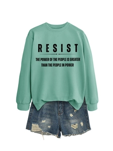 Flachbild eines mintgrünen Sweatshirts mit Slogan und Used-Look Jeansshorts