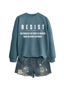Nahaufnahme von Sweatshirt mit Resist-Aufdruck und Distressed-Denim-Shorts-Set