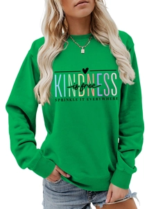 Détail du sweat vert col rond avec imprimé 'KINDNESS is free' et poignets côtelés