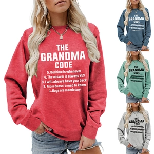Détails du sweat The Grandma Code disponible en rouge, bleu marine, vert et gris clair
