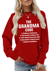 Détail du sweat rouge col rond avec texte The Grandma Code et poignets côtelés