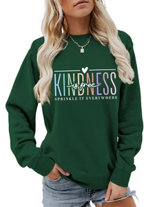Détail de l'imprimé Kindness is free coloré sur le sweat-shirt vert foncé à col rond