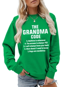 Détail du sweat-shirt vert à col rond avec texte blanc grandma code imprimé devant