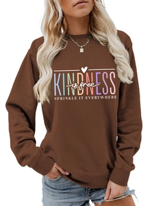 Gros plan sur l'imprimé Kindness is free d'un sweat marron à col rond pour femme