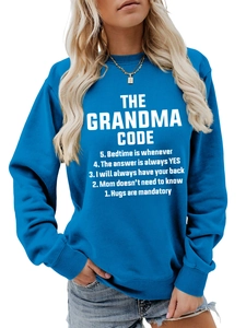 Détail du sweat-shirt bleu roi à col rond avec texte blanc The Grandma Code