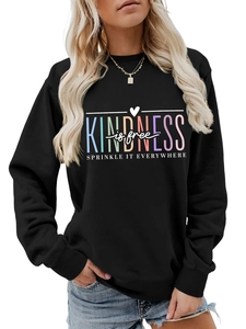 Détail de l'imprimé Kindness is Free sur un sweat-shirt noir à manches longues