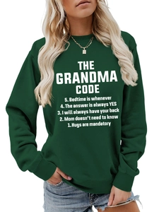 Détail du texte blanc The Grandma Code sur un sweat à col rond de couleur vert foncé