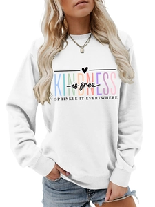 Détail de l'imprimé Kindness is Free sur un sweat-shirt blanc à manches longues doux