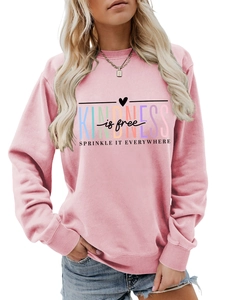 Détail du sweat-shirt rose clair à col rond avec motif Kindness et poignets côtelés
