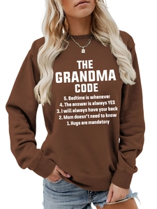 Gros plan du sweat marron col rond avec texte imprimé The Grandma Code et bords-côtes