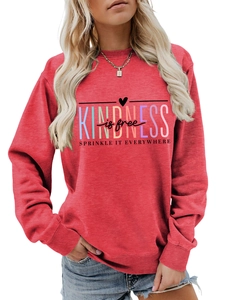 Détail du sweat à col rond rouge avec imprimé Kindness is free et style jean bleu