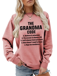 Vue détaillée du sweat rose Grandma Code avec citation noire et poignets côtelés
