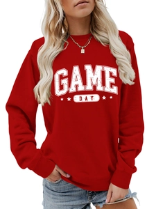 Gros plan du motif Game Day délavé sur un sweat-shirt rouge à col rond pour femme
