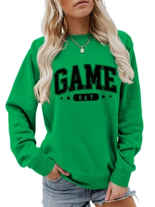 Détail du sweat vert Game Day avec impression d'étoiles noires et finitions côtelées