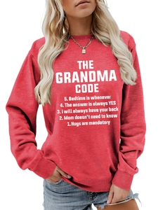 Détail du texte artistique The Grandma Code sur un sweat à manches longues rouge pour femme