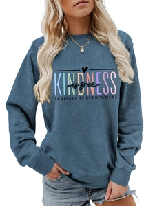 Détail de l'imprimé Kindness is Free sur le sweat-shirt décontracté à col rond
