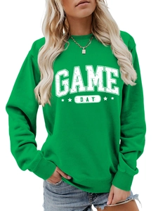 Détail du sweat vert Game Day avec lettrage blanc effet vieilli et motif à étoiles