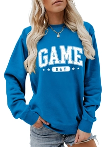 Détail du sweat bleu Game Day avec imprimé étoiles vintage et poignets côtelés