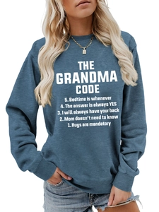 Détail du sweat-shirt bleu à col rond avec bords côtelés et imprimé THE GRANDMA CODE