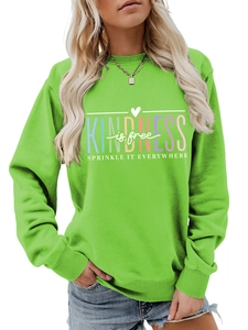 Détail du sweat vert néon avec imprimé Kindness is Free et finitions des bords-côtes