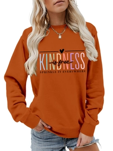 Détail de l'imprimé Kindness Is Free sur un sweat-shirt orange à col rond pour femme
