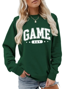 Détail du sweat vert foncé Game Day avec étoiles blanches usées et col rond à bords côtelés