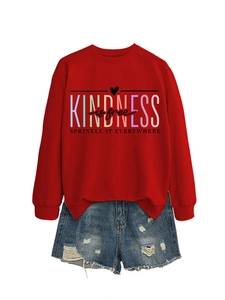 Détail du sweat rouge avec message Kindness is free et short en jean bleu clair délavé