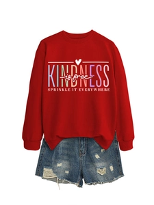 Mise à plat du sweat rouge avec slogan et short en jean vieilli avec bords effilochés