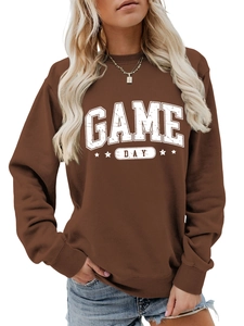 Détail d'un sweat-shirt vintage marron avec imprimé Game Day et étoiles blanches en coton