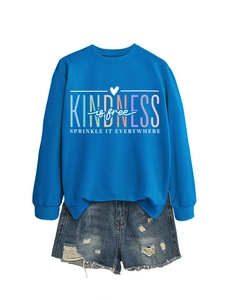 Sweat bleu avec imprimé 'KINDNESS is free' et short en jean posés à plat