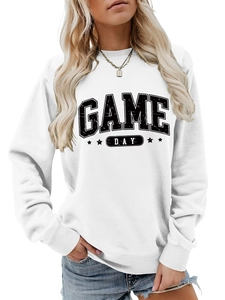 Détail de l'imprimé vintage Game Day et étoile sur le sweat-shirt blanc en coton