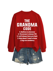 Détail du sweat à col rond rouge avec texte The Grandma Code et mini-short en jean usé